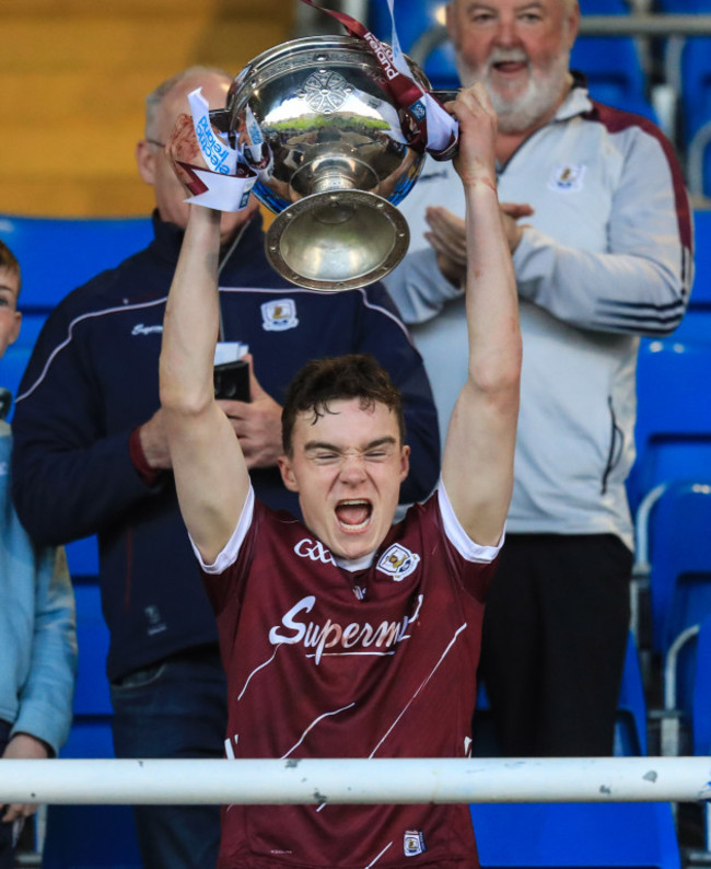 sean-murphy-lifts-the-trophy