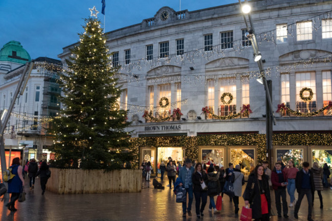 corkcityireland-23rdnovember2018christmasshopperson