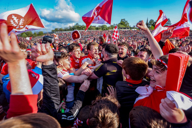 brendan-rogers-and-odhran-lynch-celebrate-after-the-game-with-supporters