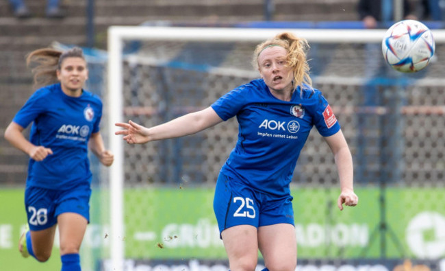 potsdam-germany-15th-oct-2022-soccer-women-bundesliga-turbine-potsdam-vfl-wolfsburg-matchday-4-karl-liebknecht-stadium-amber-barrett-from-turbine-potsdam-plays-the-ball-credit-andreas-go