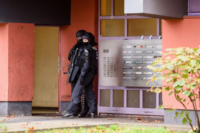 berlin-berlin-germany-17th-nov-2020-police-can-be-seen-in-front-of-a-house-entrance-during-raids-in-which-police-arrested-three-suspects-more-than-1600-police-officers-under-the-leadership-of-so