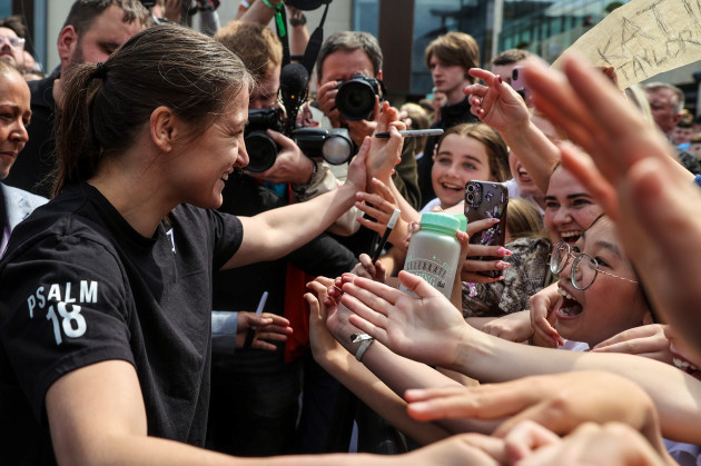 katie-taylor-greets-fans-at-the-public-workout