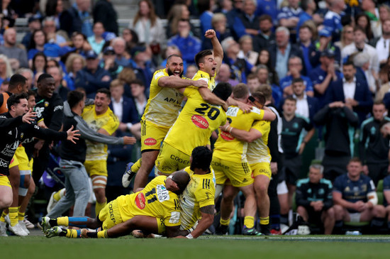 la-rochelle-players-celebrate-at-the-final-whistle