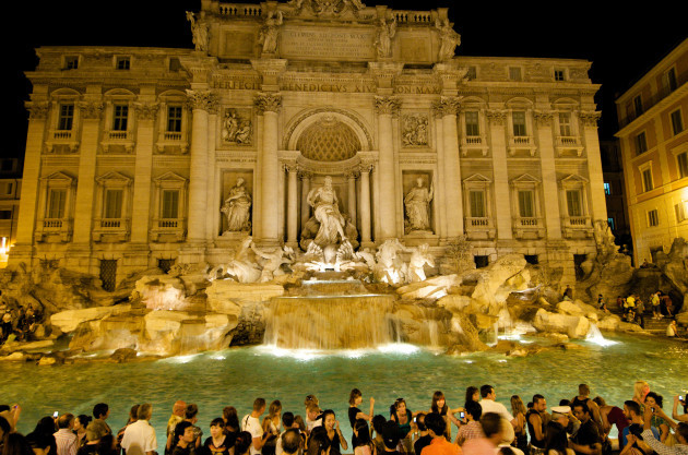trevi-fountain-rome-italy-at-night-with-tourists