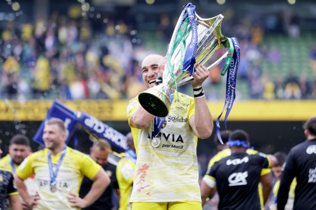 ultan-dillane-celebrates-with-the-trophy