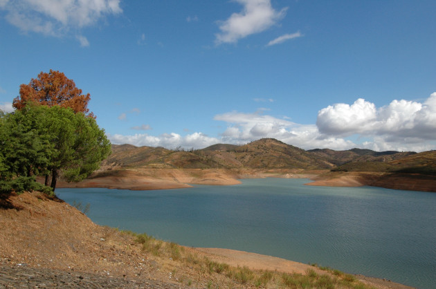 view-of-the-area-of-barragem-do-arade-dam-built-in-the-years-between-1944-and-1956-near-silves-in-southern-algarve-region-portugal-image-shot-2013-exact-date-unknown