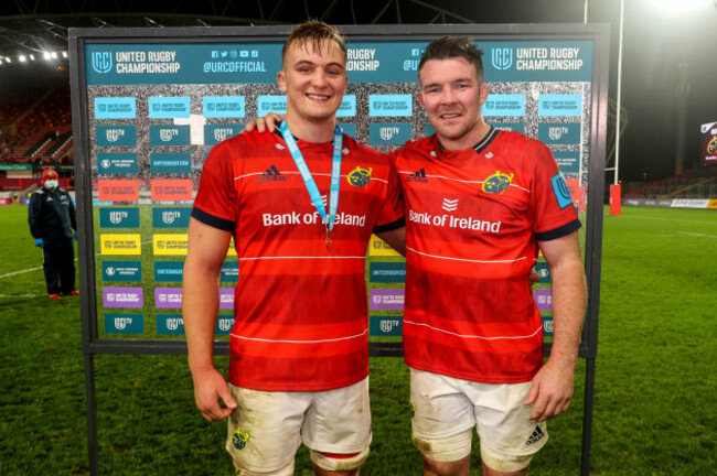 gavin-coombes-is-presented-with-the-urc-player-of-the-match-medal-by-peter-omahony