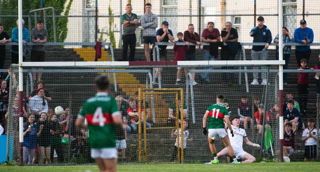 tommy-lydon-scores-a-penalty-past-cillian-walsh