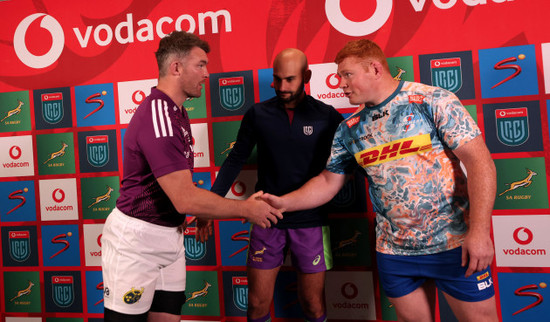 steven-kitshoff-referee-andrea-piardi-and-peter-omahony-during-the-coin-toss