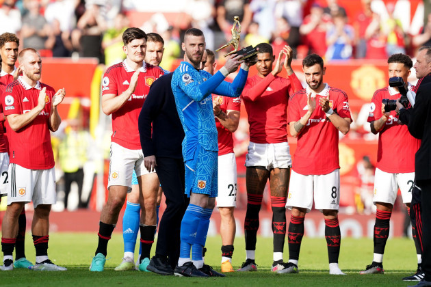 manchester-uniteds-david-de-gea-raises-the-golden-glove-award-following-the-premier-league-match-at-old-trafford-manchester-picture-date-sunday-may-28-2023