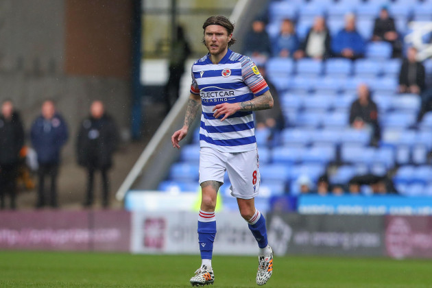 jeff-hendrick-8-of-reading-during-the-sky-bet-championship-match-reading-vs-hull-city-at-select-car-leasing-stadium-reading-united-kingdom-18th-march-2023photo-by-gareth-evansnews-images