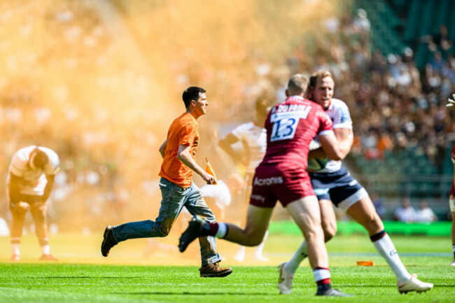london-united-kingdom-27th-may-2023-just-stop-oil-protest-during-saracens-vs-sale-sharks-gallagher-premiership-rugby-final-at-twickenham-stadium-on-saturday-27-may-2023-london-england-credit