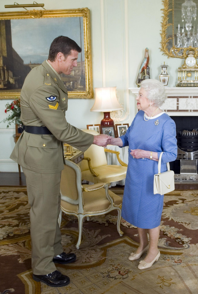 britains-queen-elizabeth-ii-greets-corp-ben-roberts-smith-vc-mg-from-australia-who-was-recently-awarded-the-vc-during-an-audience-at-buckingham-palace-london