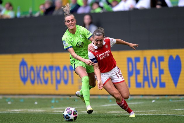 wolfsburg-l-r-jill-roord-of-vfl-wolfsburg-women-katie-mccabe-of-arsenal-wfc-during-the-uefa-champions-league-semifinal-match-for-women-between-vfl-wolfsburg-and-arsenal-wfc-at-vfl-wolfsburg-arena