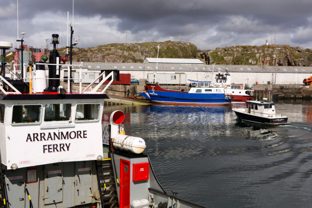 ireland-co-donegal-the-rosses-burtonport-arranmore-ferries-at-the-slipway