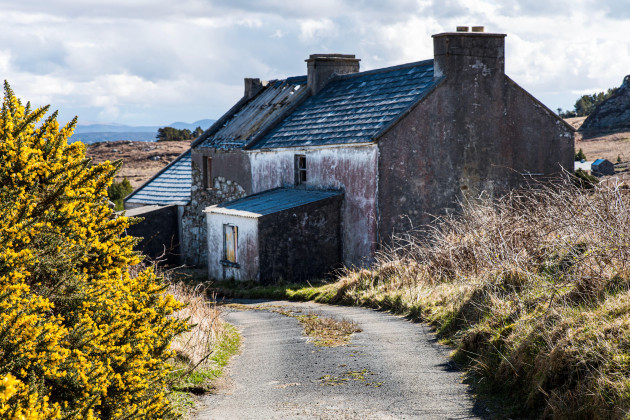 abandoned-property-or-house-on-arranmore-island-republic-of-ireland-county-donegal-derelict-or-destitute-home-shows-irish-rural-depopulation-problem