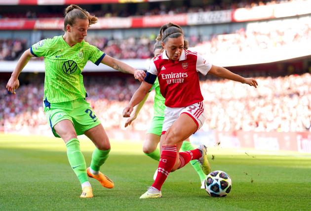 arsenals-katie-mccabe-right-and-vfl-wolfsburgs-lynn-wilms-battle-for-the-ball-during-the-uefa-womens-champions-league-semi-final-second-leg-match-at-the-emirates-stadium-london-picture-date-mo