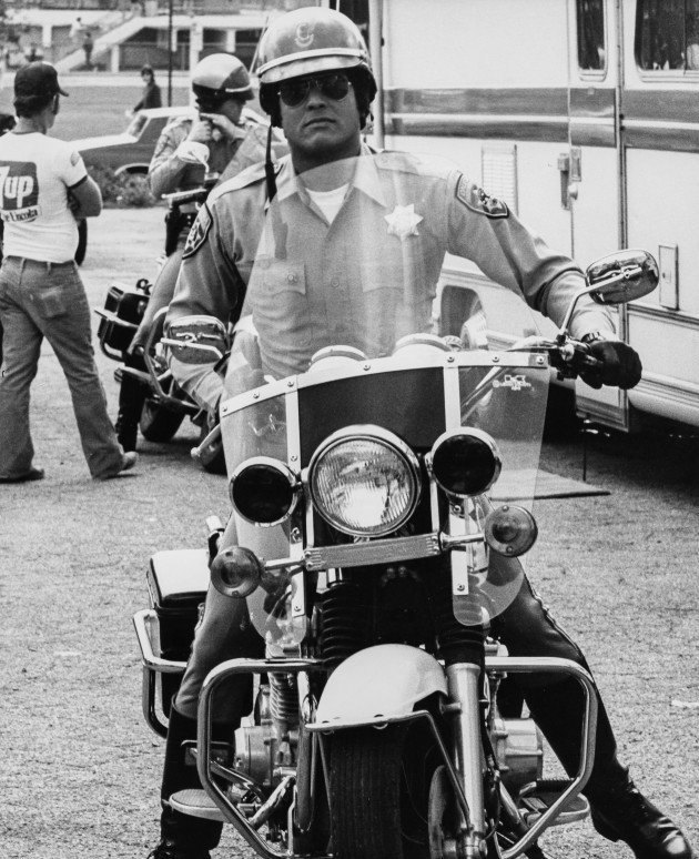 erik-estrada-during-the-filming-of-the-television-series-chips-70s