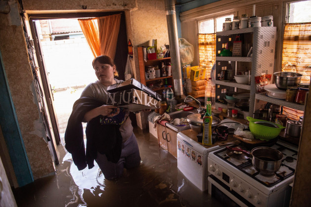 kherson-ukraine-07th-june-2023-a-woman-retrieves-belongings-from-her-home-in-a-flooded-portion-of-kherson-ukraine-a-day-after-the-bursting-of-the-kakhovka-dam-along-the-dnipro-river-flooded-commu