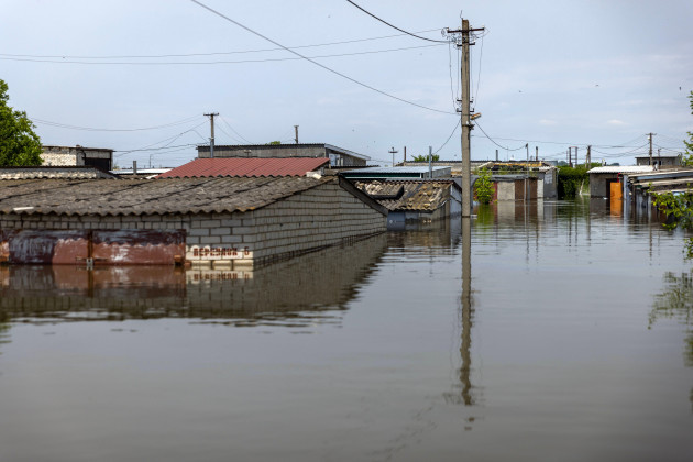 kherson-ukraine-8th-june-2023-flood-waters-have-nearly-reached-roof-level-in-some-places-in-kherson-ukraine-on-june-8-2023-the-kherson-region-is-experiencing-flooding-from-the-dnipro-river-afte