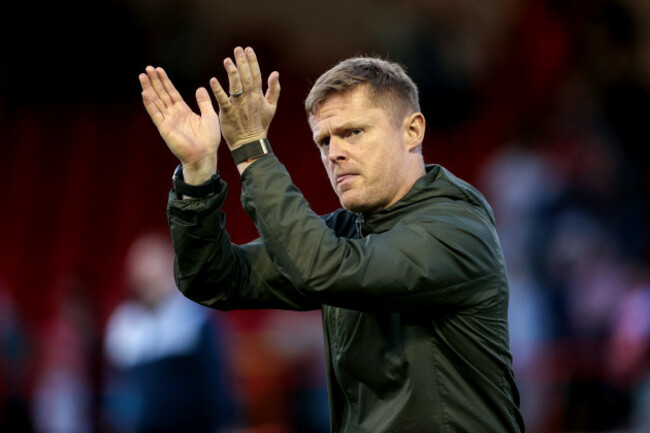 damien-duff-applauds-the-fans-after-the-game
