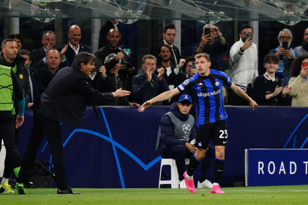 milan-italie-19th-apr-2023-nicolo-barella-fc-inter-celebrates-his-goal-with-the-head-coach-simone-inzaghi-fc-inter-during-the-uefa-champions-league-quarter-finals-2nd-leg-football-match-bet