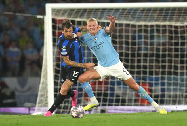 manchester-citys-erling-haaland-right-and-inter-milans-francesco-acerbi-battle-for-the-ball-during-the-uefa-champions-league-final-match-at-the-ataturk-olympic-stadium-istanbul-picture-date-sat