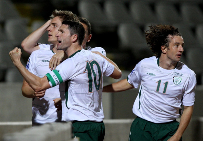 robbie-keane-celebrates-with-kevin-doyle