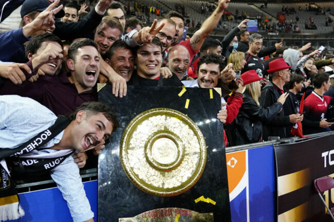 antoine-dupont-celebrates-winning-with-fans