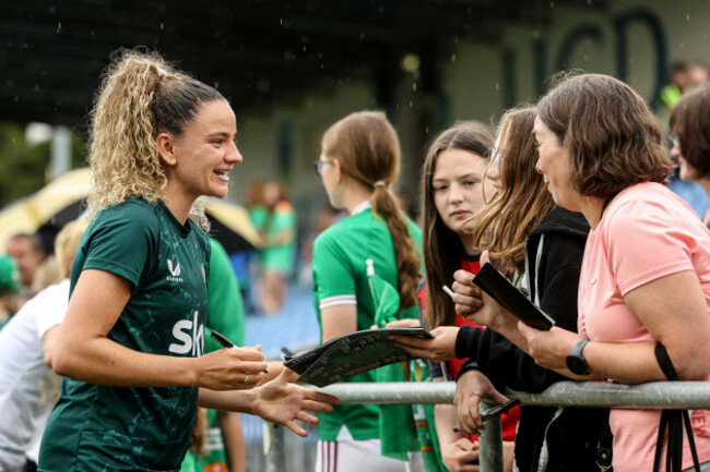 leanne-kiernan-signs-autographs-for-fans-after-the-training