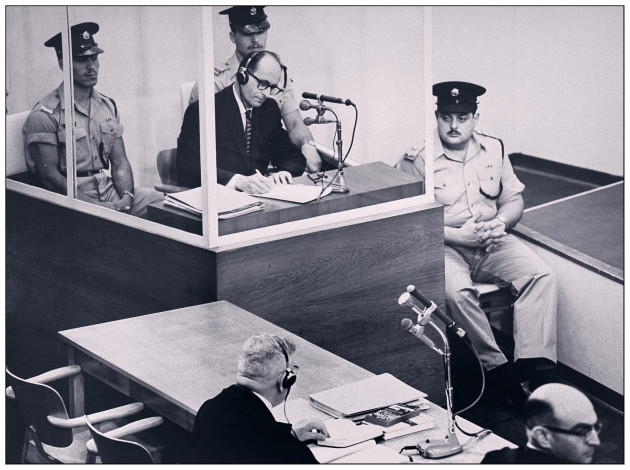 1961-defendant-adolf-eichmann-german-nazi-war-criminal-in-reinforced-glass-booth-takes-notes-during-his-trial-in-jerusalem-he-was-in-charge-of-transporting-millions-of-european-jews-to-death-camps-t