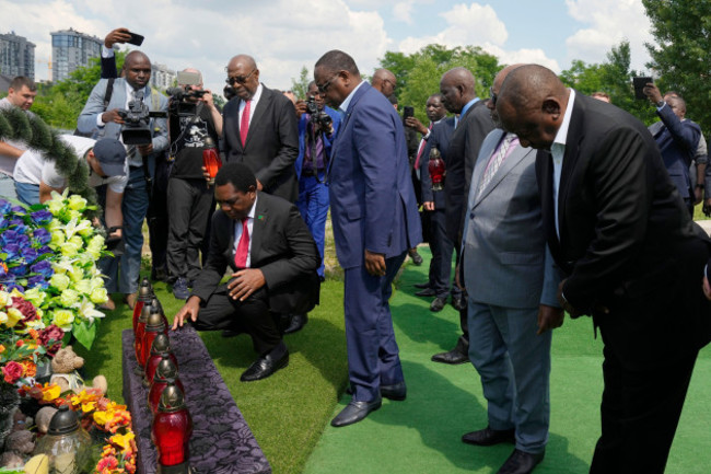 from-right-south-african-president-cyril-ramaphosa-president-of-the-union-of-comoros-azali-assoumani-senegals-president-macky-sall-and-zambias-president-hakainde-hichilema-bottom-attend-a-comm