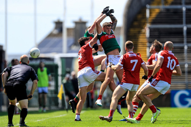 colm-ocallaghan-and-jordan-flynn-of-mayo-go-up-for-a-high-ball