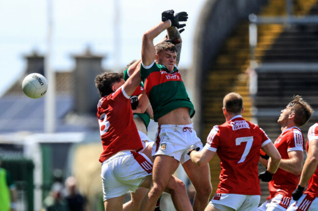 colm-ocallaghan-and-jordan-flynn-of-mayo-go-up-for-a-high-ball