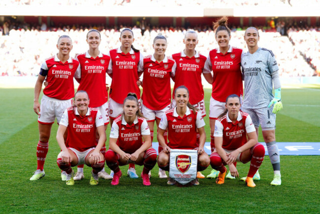 arsenals-katie-mccabe-lotte-wubben-moy-rafaelle-souza-steph-catley-stina-blackstenius-jen-beattie-manuela-zinsberger-frida-maanum-victoria-pelova-lia-walti-and-noelle-maritz-pose-for-a-team