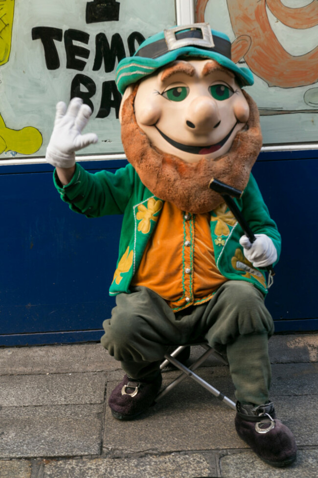 man-dressed-up-as-leprechaun-in-temple-bar-dublin-southern-ireland