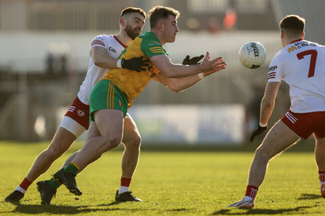 padraig-hampsey-tackles-patrick-mcbrearty