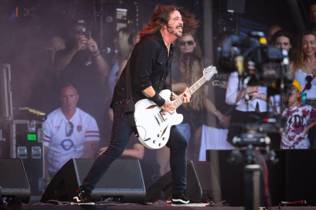 somerset-uk-23-june-2023-dave-grohl-of-the-foo-fighters-performing-on-the-pyramid-stage-at-the-glastonbury-festival-at-worthy-farm-in-somerset-picture-date-friday-june-23-2023-photo-credit-sho