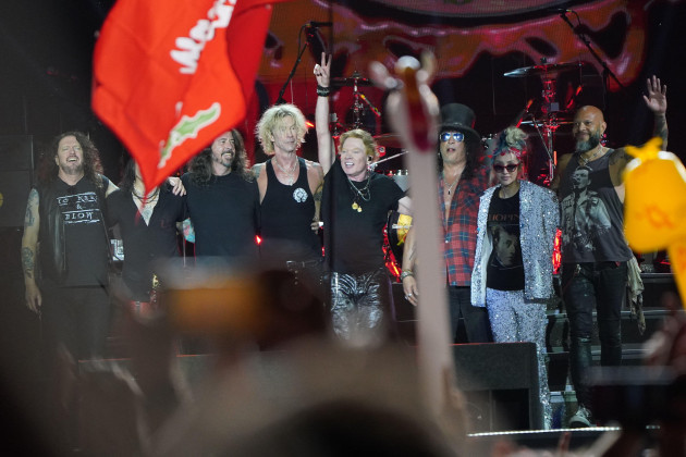dave-grohl-3rd-left-joins-guns-n-roses-on-stage-performing-on-the-pyramid-stage-at-the-glastonbury-festival-at-worthy-farm-in-somerset-picture-date-saturday-june-24-2023
