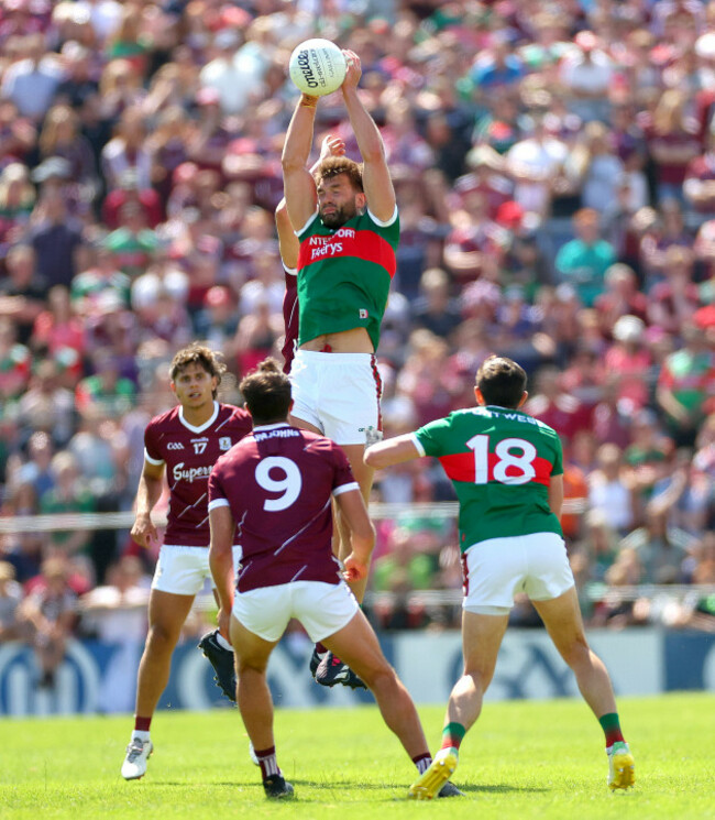 aidan-oshea-wins-a-high-ball