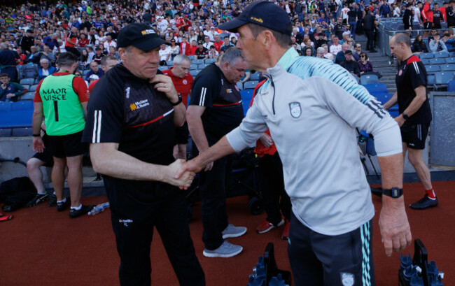 feargal-logan-shakes-hands-with-jack-oconnor