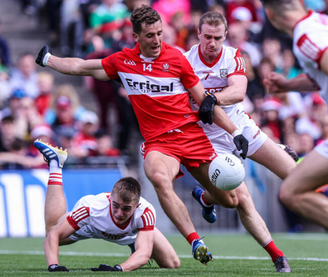 shane-mcguigan-shoots-under-pressure-from-matty-taylor