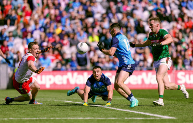cormac-costello-sets-up-colm-basquel-to-score-a-goal