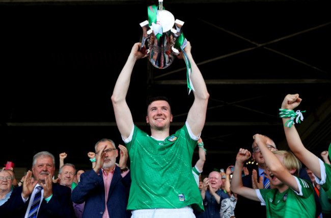 declan-hannon-lifts-the-trophy