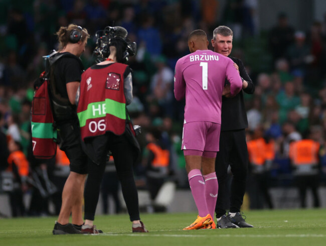 stephen-kenny-celebrates-with-goalkeeper-gavin-bazunu
