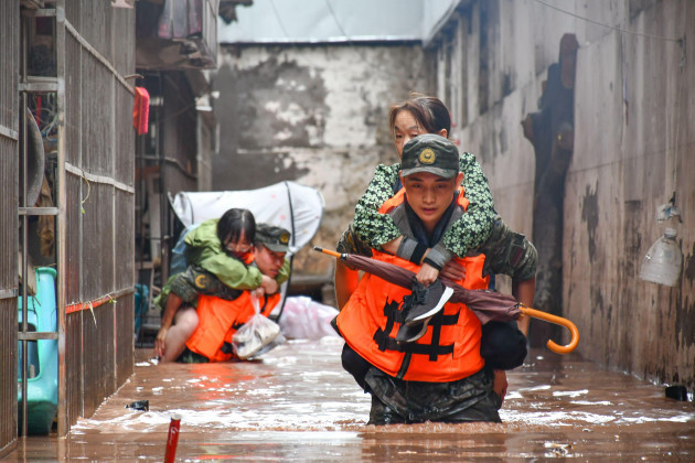 chongqing-chinas-chongqing-municipality-4th-july-2023-members-of-the-chinese-peoples-armed-police-force-transfer-flood-trapped-residents-in-wanzhou-district-southwest-chinas-chongqing-municipa