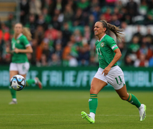 katie-mccabe-pulls-up-with-an-injury