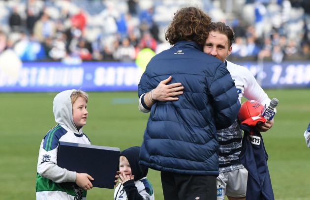 geelong-australia-09th-july-2023-zach-tuohy-of-the-cats-right-embraces-jim-stynes-son-during-the-afl-round-17-match-between-the-geelong-cats-and-the-north-melbourne-kangaroos-at-gmhba-stadium-i
