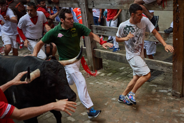 pamplona-spain-09th-july-2023-runners-run-next-to-a-bull-from-the-cebada-gago-ranch-during-the-third-running-of-the-bulls-of-the-san-fermin-2023-festivities-third-running-of-the-bulls-of-the-san