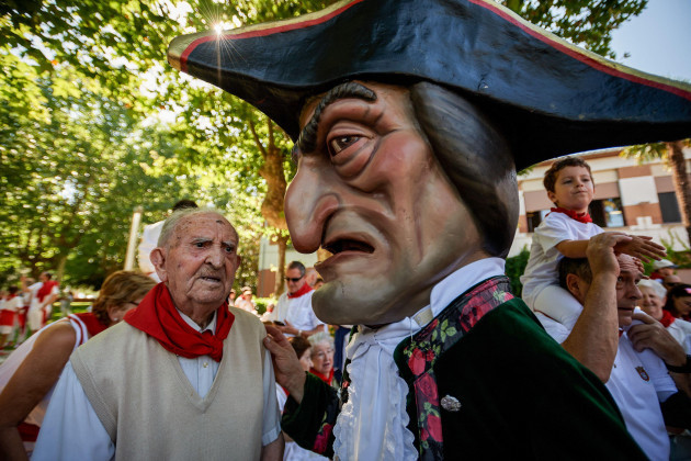 july-10-2023-pamplona-navarra-spain-the-big-headed-vinegar-face-talks-with-a-resident-of-the-nursing-home-during-his-visit-at-casa-misercodia-during-the-2023-san-ferma-n-festivities-the